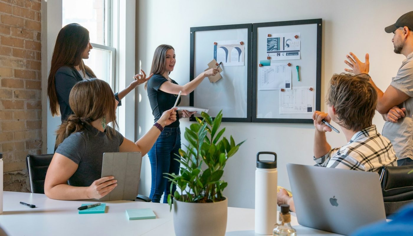 Interaktive Formate bei der Awareness-Schulung zur Informationssicherheit: Es entsteht ein Gemeinschaftsgefühl, wenn die Mitarbeitenden zusammen nach Lösungen suchen und/oder gegeneinander antreten.