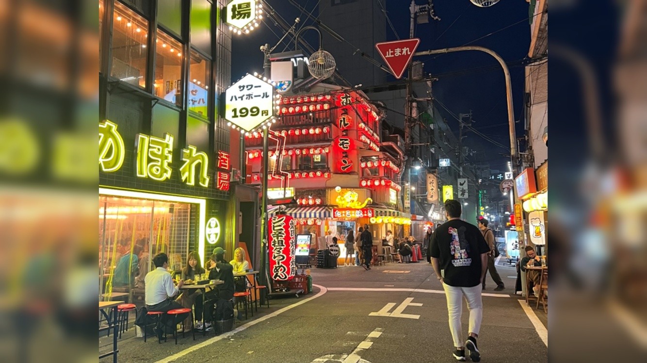 Abbildung 2: Nachtspaziergang in Kyoto zwischen Kultur und Technologie (Quelle: Eigene Darstellung, 2025)