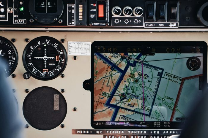 Von der Papierkarte zum digitalen Cockpit in der Privatfliegerei