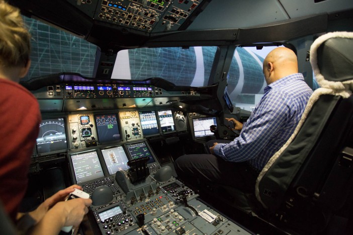 Bild eines Simulator-Cockpits eines Airbus 380-800 der Emirates in Dubai