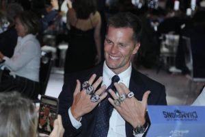 Die sechs Super Bowl Champions Ringe präsentiert Tom Brady mit Stolz und einem Lächeln.