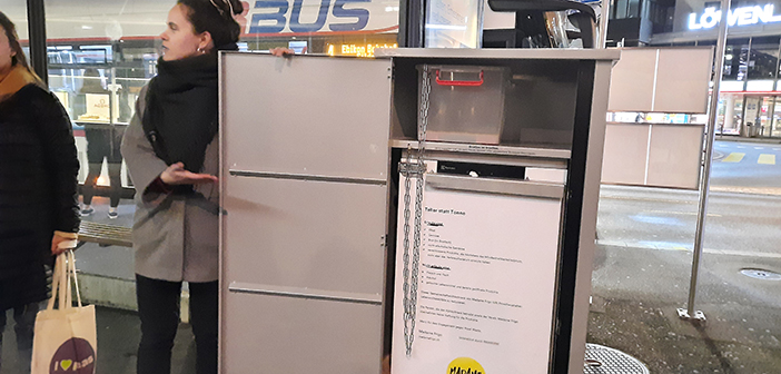 Studentin öffnet ein Madam Frigo Kühlschrank beim Löwenplatz in Luzern