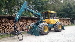Forstschlepper HSM vor vielen Holzsteeren