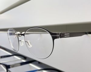 Brille in Optikgeschäft auf der Wand