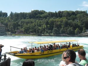 Bote turístico en las cascadas de Rheinfall
