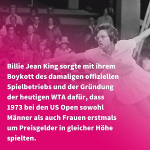 Billie Jean King am Tennis spielen