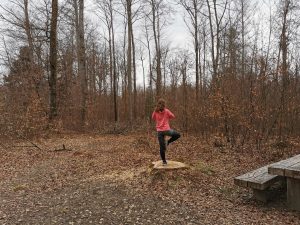 Yoga-Übung der Baum im Wald