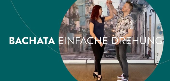 Zwei Personen tanzen zusammen vor einem Cubahintergrund, im Vordergrund steht Bachata einfache Drehung