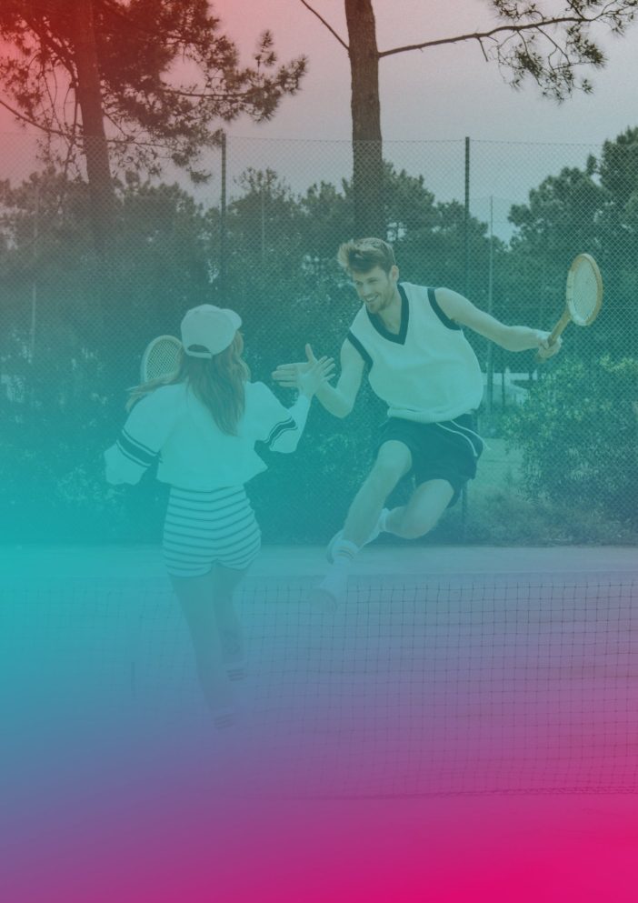 Tennisspieler und Tennisspielerin haben zusammen Spass auf dem Tennisplatz