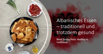 Petla in einer Schale, dazu Cherrytomaten, Frühlingszwiebeln, Naturejoghurt, Vegeta und Hirtenkäse