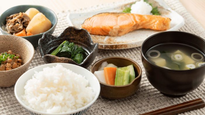 Klassische japanische Mahlzeit, Reis, Misosuppe und Fisch