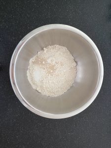 Mischung aus Mehl, Trockenhefe, Zucker und Salz in einer Schüssel.