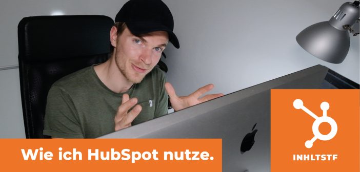 Joel vor seinem Mac-Computer. Er erklärt, wie er HubSpot nutzt.