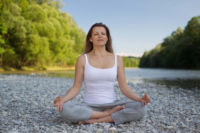 Meditierende Frau bei Atemmeditation