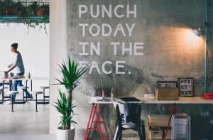 Büro mit motivierendem Spruch an der Wand