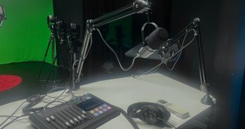 Podcast Setting mit Mikrofon, Kopfhörer und Aufnahmegerät in der HSLU