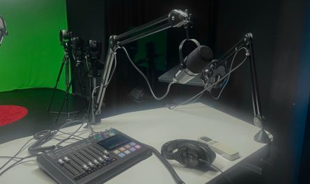 Podcast Setting mit Mikrofon, Kopfhörer und Aufnahmegerät in der HSLU