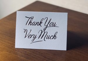 Weisse Karte auf einem Tisch mit dem Text "Thank you very much"