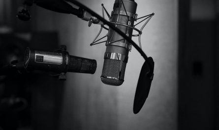 Mikrofon mit Mikrofonständer um einen Podcast maufzunehmen