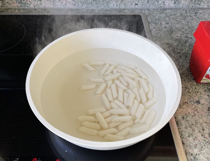 Boiling the rice cake 