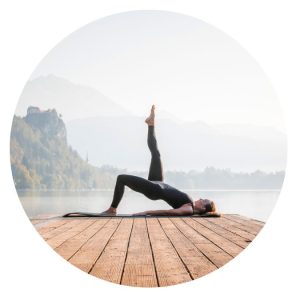 Yoga zur Entspannung auf einem Steg am See