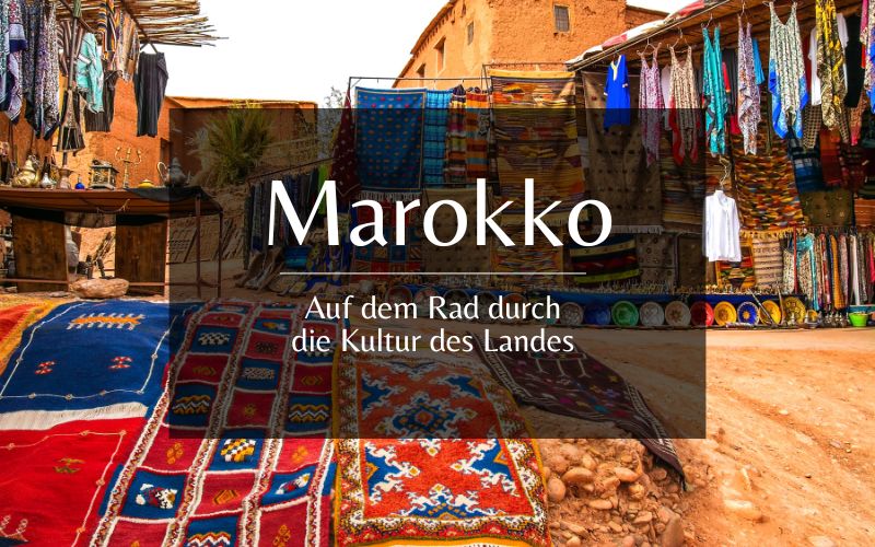 Titelbild: Marokko mit einem Markt im Hintergrund